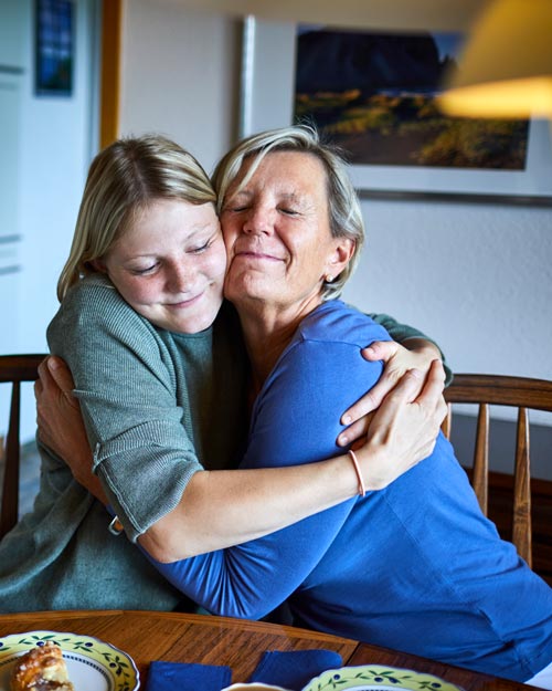 mamma och dotter kramas